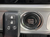 【キーレススタートシステム】カバンやポケットに入れたままでもドアの施錠・解錠が可能なスマートキーを装備。エンジンのオン・オフ時もカギを取り出す必要が無いからとっても便利です♪