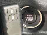 【キーレススタートシステム】カバンやポケットに入れたままでもドアの施錠・解錠が可能なスマートキーを装備。エンジンのオン・オフ時もカギを取り出す必要が無いからとっても便利です♪