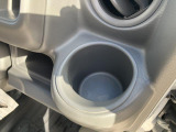 ドリンクホルダーは小物入れとしても便利です。