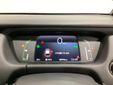 デジタル表示のスピードメーターとタコメーター、燃費やオドメーターなどの表示の他に、ホンダセンシング機能などの表示もできる多機能なマルチインフォメーション・ディスプレイです。