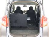 簡単に収納できる後部座席!大空間が出現します!シートアレンジが多彩な点も特徴です!レジャー用品も積み込めます!