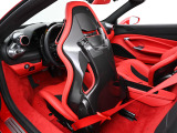 スポーツ走行のサポートと軽量化を両立したカーボンファイバー製レーシングシートを装着しております。