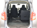 簡単に収納できる後部座席!大空間が出現します!シートアレンジが多彩な点も特徴です!レジャー用品も積み込めます!