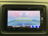 バックでの車庫入れも安心です! リアカメラが付いているバックモニター付のナビを装備しております。操作線もついており距離感も画面から確認できます。