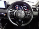 ハンドル左側にはオーディオ操作が出来るオーディオリモートコントロールスイッチ、右側にはHonda SENSINGとオートクルーズコントロールのスイッチを装備!