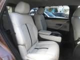 フロントシート同様の快適さを与えられたセカンドシートは、中央にコンソールを配したキャプテンシートタイプです。まるで高級セダンのような座り心地を、是非ご堪能ください。