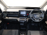 操作性に優れた運転席となります!小物入れや各ボタンの配置にこだわり、使いやすいです!座り心地もよく視認性も良好なのでロングドライブもお任せ下さい!