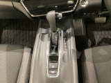 CVT車のセレクトレバーです。低速から高速まで、変速ショックのないスムーズな走りと、エンジン効率のよい領域を維持して燃費にも貢献します。サイドブレーキはスイッチ操作の電子制御パーキングブレーキです。