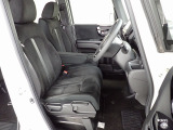 フロントシートはベンチシートです、運転席と助手席の移動が簡単です。真ん中にはアームレストも装備されています! また運転席シートの高さも調整できます。