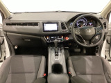 車内は光触媒抗菌消臭施工済です。スタイリッシュなデザインでスポーティなインパネ周りを演出します。グローブボックスやカップホルダーのほかにトレーなどたくさんの収納スペースが付いています。