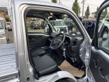 前席はしっかりとした作りで長距離運転も疲れにくいです☆