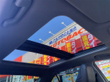 パノラマムーンルーフ付で車内が明るい!!