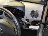 運転席ドリンクホルダーは、ドライバーがすぐ取り出せる位置に付いています。