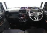 落ち着いたインパネデザインです。運転席から手の届く位置によく使うものが機能的配置されています。