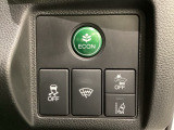 Hondaセンシング用の、VSA(ABS+TCS+横滑り抑制)解除と路外逸脱抑制機能のオンオフスイッチなどはハンドルの右側に装備しています。燃費に役立つECONボタンもここです。