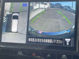 車を真上から見ているように、周囲の状況を把握しながら安心して駐車が行えるアラウンドビューモニター!