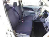 フロントベンチシート。狭い駐車場などで運転席側のドアが開けられない場合、助手席側からの乗り降りが便利です。