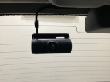 後方にもドライブレコーダーのカメラが付いています。前後両方でお車の周りを監視・記録いたします。