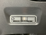 ハンドルの左下にETCがついています。高速道路の料金所の通過も楽々です。 カードの取り出しもしやすい場所についています。