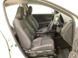 広い足元にゆったり座れるシートには肘掛けも装備しており長距離の運転でも疲れにくくなってます。女性でも運転がしやすいように、シートの高さ調整機能(シートリフター)がついています。