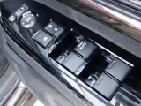 パワーウィンドウは運転席のスイッチのみオート機能も装備!お子様が一緒の時も安心のウィンドウロック付き♪更にドアミラーは電動式の角度調整&格納機能付きなので狭い所で大活躍!
