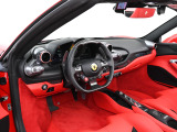 こちらは左ハンドルのお車でございます。内装色はRosso Ferrariを選択しております。