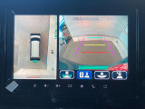全方位カメラ付き。車を真上から見たような映像で、車の死角を少なくし、安全運転をサポートします。