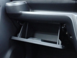 収納たっぷりグローブボックス。