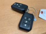 スマートキー2本付き 後席スライドドアはスマートキーの遠隔操作でドアの開閉が可能です。
