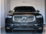 ボルボのフラッグシップであるXC90は堂々としたフロントで、迫力のある車両となっております。百獣の王ライオンをモチーフにした精悍な顔つきが人気です。