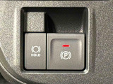 指先だけで簡単に操作が可能な電動パーキングブレーキを採用。「HOLD」スイッチを押すと、渋滞や信号待ちなどでブレーキペダルから足を離しても、ブレーキを保持するので安心です