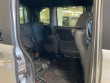 後部座席も広々としています!