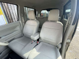 フロントシートがベンチシートになり、肘置きもありますので運転快適です♪