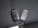 ドアの開閉、エンジン始動に便利なスマートキーです。