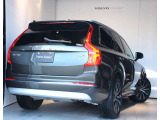 伝統の縦型テールライトは、より流麗なスタイリングへと変化しても、遠くから一目で分かるボルボのデザインアイコンです。緊急制動時にはプレーキランプが高速で点滅、後続車からの追突被害事故を未然に防ぎます