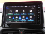 ナビゲーション+AV 2画面表示(デュアルウィンドウ)、TV、FM/AM、Bluetooth Audio、microSDカード(音楽/動画ファイル再生)、ハンズフリーフォン、スマホでの地図更新が可能な高性能大型ナビです。