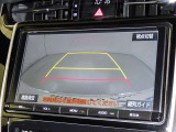 後方の見える安心をお届けするバックガイドモニター付:バックするときのアシストラインもあって楽々バック!車庫入れや縦列駐車をサポートし、苦手な駐車も安心です!今やもう手放せない装備ですネ♪