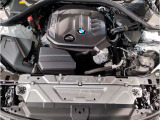 【BMWエンジン】革新的なガソリン・エンジン・テクノロジーによる高性能かつ高効率。レスポンスの良いパワーを発揮。常にスムーズな吸気を実現しアクセル開度にダイレクトに反応しドライビングを楽しく演出。