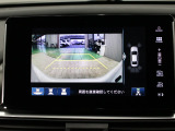 【バックカメラ】シフトを「R」の位置に入れると、自動的に画面がカメラ映像に切り替わり後方の視界をサポートする必須装備です!