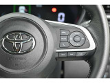 アダプティブクルーズコントロール機能付きです。走行中に先行車の様子を検知しながら、設定した車速の範囲内で先行車との距離のキープを支援します。詳細は販売店スタッフまでおたずねください。