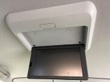 【フリップダウンモニター】大画面モニターで後席でもエンタメをお楽しみいただけます。小さなお子様にも大人気の装備です♪