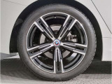 【BMWアロイホイル】軽量かつ強度に拘ったアロイホイル。走行性能ポテンシャルを引き出す設計。車の足元を引き締めてくれる大きなポイントはアロイホイルです。