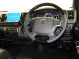 運転席まわりです。 各操作スイッチは使いやすい位置に配置されてます。