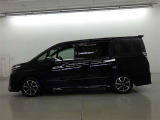 両側パワースライドドア付きだから、狭い駐車スペースなどでの 乗り降りラクラク!小さなお子さまのいるご家庭には嬉しい装備。