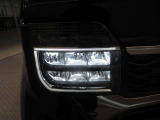 LEDヘッドライトです。デザイン性がよくとても明るいので、夜間の走行や悪天候でも安心です。しかも長寿命!