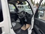 前席はしっかりとした作りで長距離運転も疲れにくいです☆