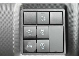 スタイリッシュなデザインのインパネ。各操作スイッチは使いやすい位置に配置されてます。