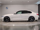 【拘りのFR】BMWが多く採用するFR車。ダイレクトでスポーティな加速感・シャープなハンドリングを実現。縦置きエンジンレイアウトにより、フラットで上質な乗り味です。