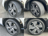 255/45R20 純正アルミホイール装着。タイヤはまだまだ使えます。