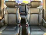 【セカンドシート】大変綺麗な状態です。ロングスライド可能で足元がとっても広く大人の方でもゆったり乗れます。